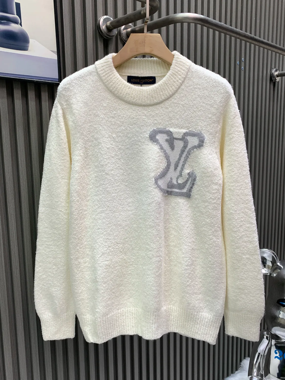 🅿️400 🀄️ Louis Vuitton 1v 24FW mirrored logo intarsia sweater. Original purchase: 10,900. Custom-woven and dyed sheep wool 55%, yak hair 21%, nylon 20%, spandex 4% wool loop yarn. The yarn has high ductility and good elasticity. It is different from the non-elastic version on the market. The special washing process is very soft and skin-friendly. Positive 3-needle knitting process. The thickness of each stitch of the inlay on the clothing logo is consistent with ZP. The back logo is a mirror intarsia. A high-elastic elastic band is added in the middle of the thread at the neckline. The upper body is soft, breathable, and skin-friendly. It is not easy to deform when washed. The upper body is skin-friendly and versatile. Wear it in front of others. A powerful autumn and winter item.